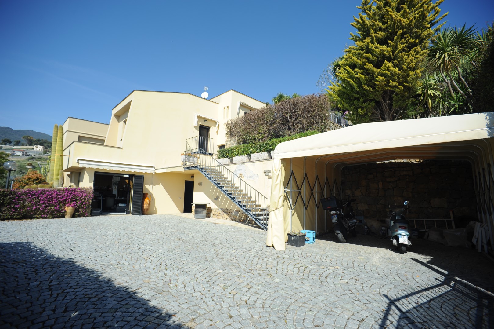 Sanremo, splendida villa moderna con piscina suma immobiliare Villa moderna con piscina